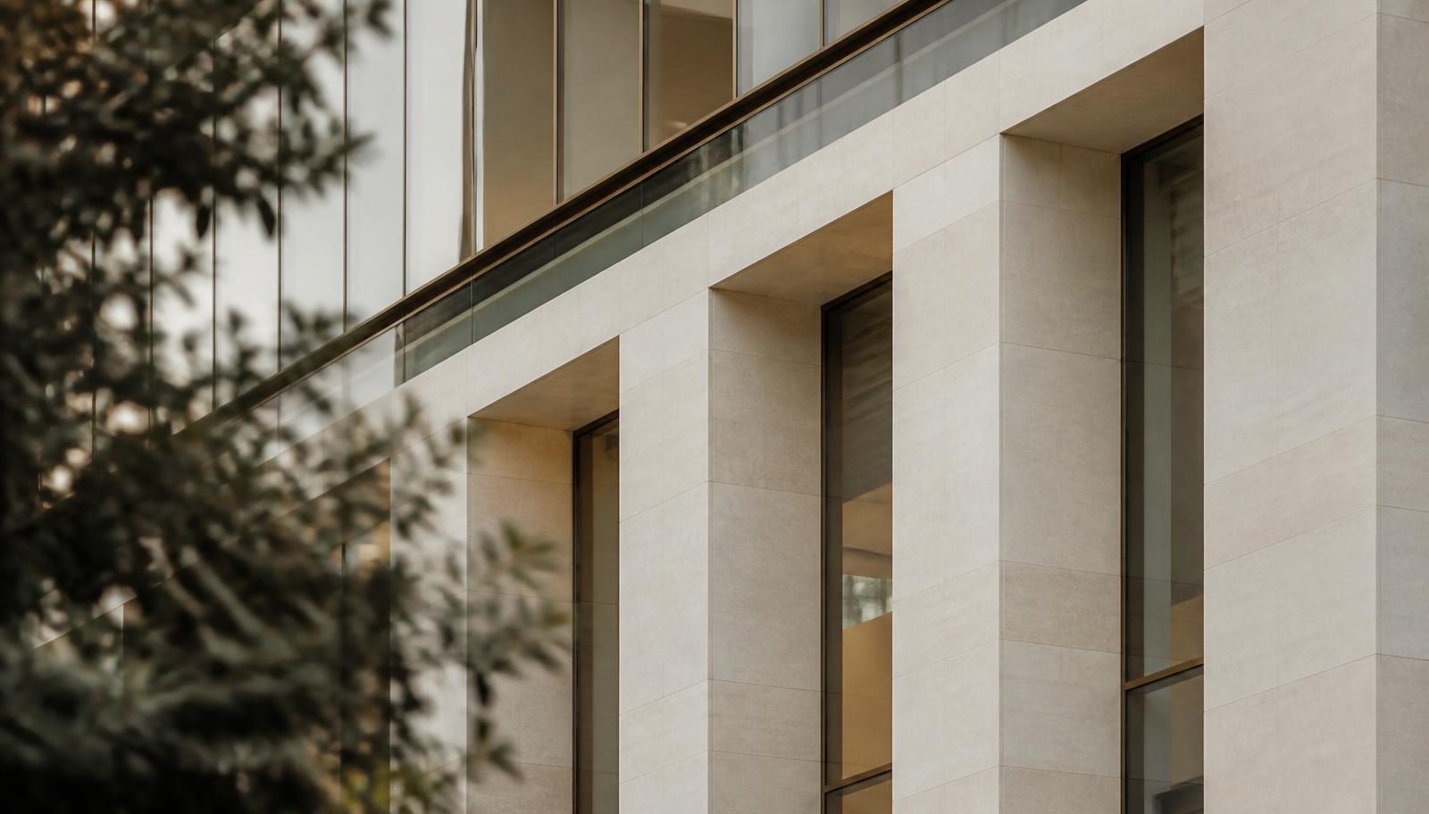 Architektonický detail moderní komerční nemovitosti